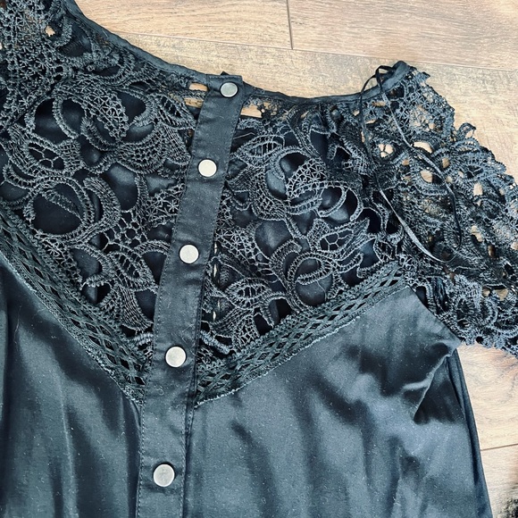 Beautiful Black Lace Flowing Ling Sleeve Top with Button Details - Picture 7 of 7